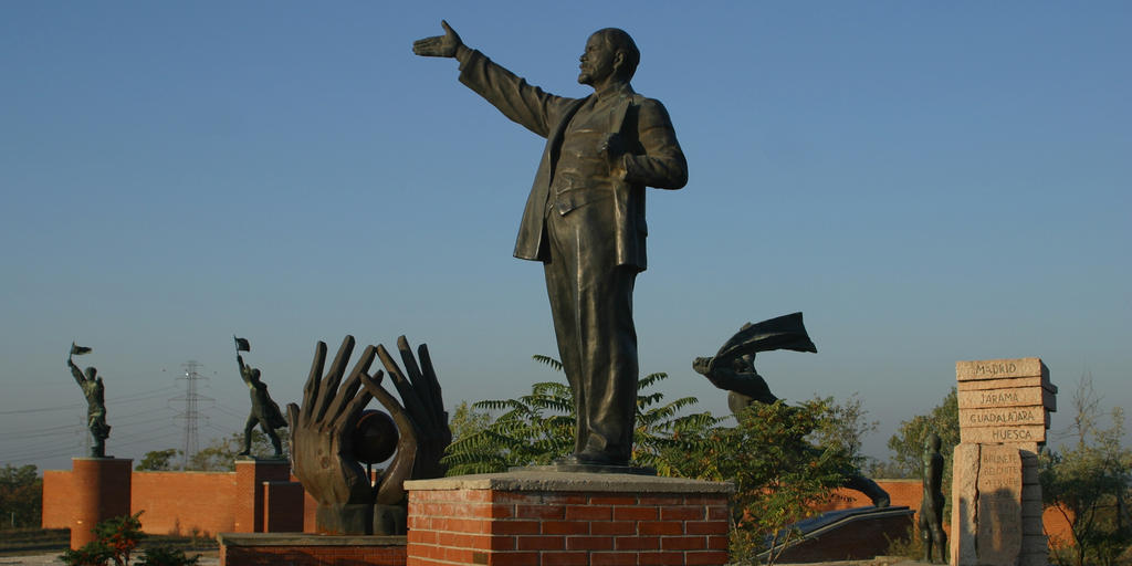 bud-memento-park-le-parc-des-statues-de-l-epoque-sovietique-2_1-1024x512.jpg